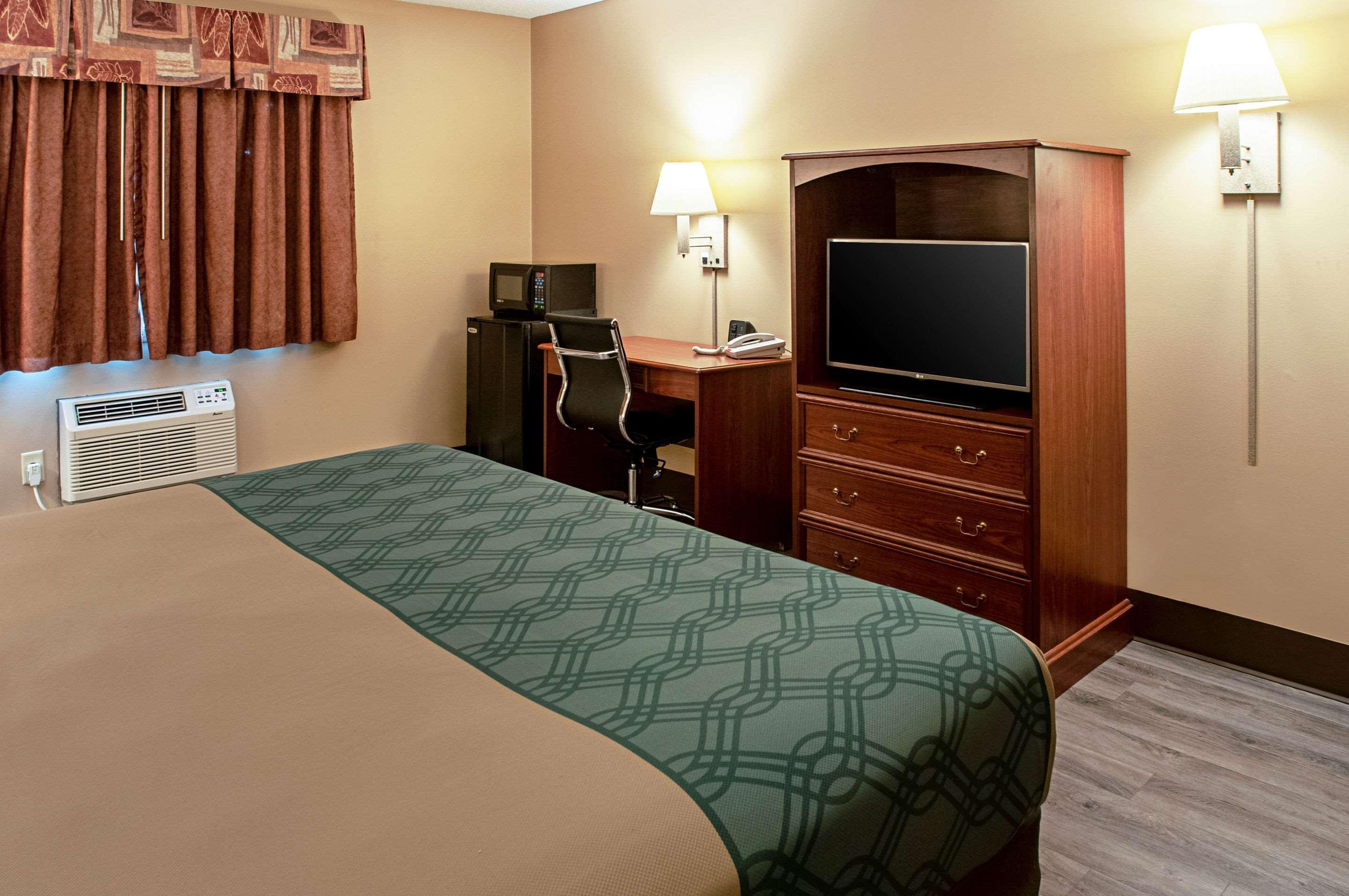 Lodge Econo On The Bay Menominee